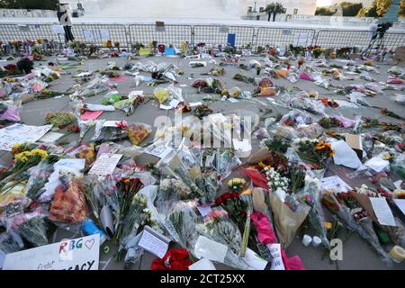 Washington, DC, États-Unis. 20 septembre 2020. Vue de la Cour suprême de l'État a fait l'objet de fleurs et de signes de la part des amateurs qui se sont réunis pour se souvenir de la juge de la Cour suprême Ruth Bader Ginsburg après son décès à Washington, DC, le 20 septembre 2020. Crédit : Mpi34/Media Punch/Alamy Live News Banque D'Images