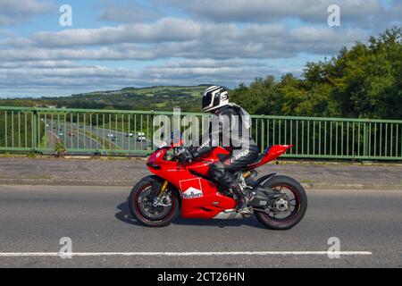 Ducati 1199 rouge panicule S moto; motard; deux véhicules à roues, motos, véhicule, routes, motos, motards motocycles à Chorley, Royaume-Uni Banque D'Images