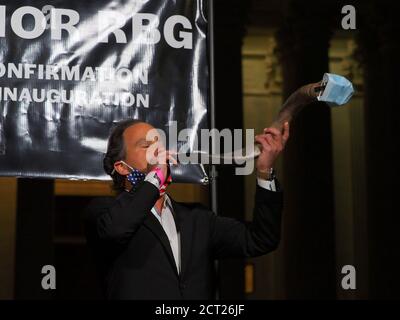 Washington, District de Columbai. 19 septembre 2020. Un shofar couvert d'un masque a été soufflé avant qu'un rallye honorant la mémoire du juge Ruth Bader Ginsburg commence. Ginsburg, qui a siégé pendant 27 ans à la Cour suprême, meurt sur la cuspide d'Erev Rosh Hashanah, la première nuit du nouvel an juif. Il est d'usage de souffler le shofar 100 fois chaque jour de Rosh Hashanah. Crédit : Sue Dorfman/ZUMA Wire/Alay Live News Banque D'Images