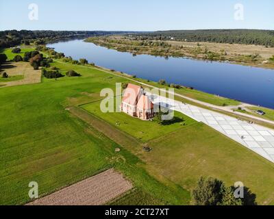 Vue aérienne de l'ancienne église de St. Jean-baptiste à Zapyskis, district de Kaunas, Lituanie Banque D'Images