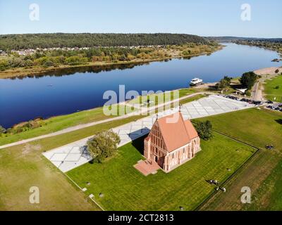 Vue aérienne de l'ancienne église de St. Jean-baptiste à Zapyskis, district de Kaunas, Lituanie Banque D'Images