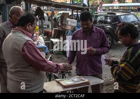 Kolkata, Inde - 1er février 2020 : quatre hommes non identifiés en chemises colorées jouent des cartes dans les rues locales le 1er décembre 2020 à Kolkata, Inde Banque D'Images