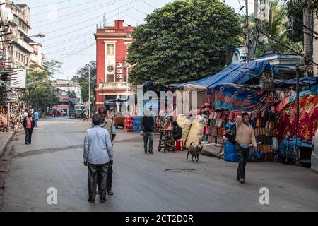 Kolkata, Inde - 1er février 2020 : des hommes non identifiés se tiennent et se parlent et se promène devant les étals du marché local le 1er février 2020 Banque D'Images