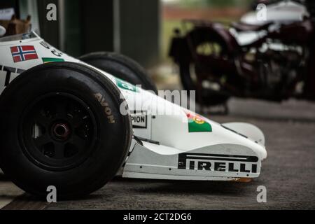 1985 Toleman TG185 Hart F1 voiture sponsorisée par Benetton au Bicester Sunday Scramble, au Bicester Heritage. Banque D'Images