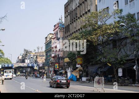 Kolkata, Inde - 1 février 2020 : des personnes non identifiées se promène à côté de la circulation à proximité de Maa Flyover le 1 février 2020 à Kolkata, Inde Banque D'Images