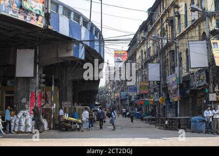 Kolkata, Inde - 1 février 2020 : des personnes non identifiées se trouvent et se promène dans la rue sous Maa Flyover le 1 février 2020 à Kolkata, Inde Banque D'Images