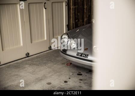 Une Porsche 911TR 1968 cachée dans un garage exposé au Bicester Heritage Sunday Scramble. Banque D'Images