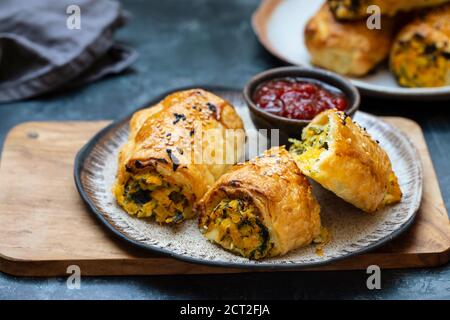 Petits pains de pâte de courge musquée végétarienne avec chutney de tomates Banque D'Images