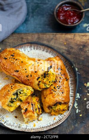 Petits pains de pâte de courge musquée végétarienne avec chutney de tomates Banque D'Images