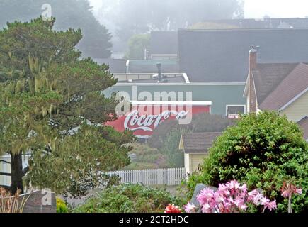 le panneau antique coca cola se distingue par sa journée de brume ville rurale de mendocino californie etats-unis Banque D'Images