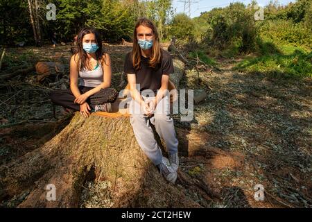 Denham, Buckinghamshire, Royaume-Uni. 20 septembre 2020. Les activistes de l'environnement et les protecteurs d'arbres sont désemparés d'avoir constaté que les entrepreneurs de HS2 ont défriché une vaste zone de bois dans le parc national de Denham, y compris l'abattage de chênes matures. Selon les membres du camp de protection de Denham, la zone de dégagement serait en dehors de la zone cartographiée sur laquelle HS2 a compétence pour les travaux de construction de la liaison ferroviaire à grande vitesse. Crédit : Maureen McLean/Alay Live News Banque D'Images