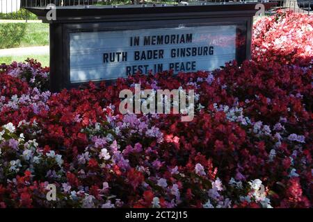 Washington, DC, États-Unis. 20 septembre 2020. 9/20/20.les personnes qui se réunissent à l'extérieur de la Cour suprême des États-Unis pour rendre hommage à la juge associée de la Cour suprême Ruth Bader Ginsburg qui est décédée à l'âge de 87 ans deux jours plus tôt. À côté de la cour de la maison méthodiste, ils rendent hommage à Ginsburg sur leur marque. Crédit : Christy Bowe/ZUMA Wire/Alay Live News Banque D'Images