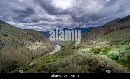 Mauvais temps suspendu au-dessus du canyon du Fraser et de la route 99 près de Lillooet, en Colombie-Britannique, au Canada Banque D'Images