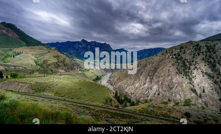 Mauvais temps suspendu au-dessus du canyon du Fraser et de la route 99 près de Lillooet, en Colombie-Britannique, au Canada Banque D'Images