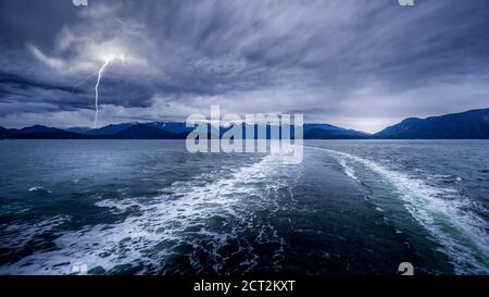 Les nuages sombres et la foudre frappent à la suite d'un traversier entre Horseshoe Bay et Sechelt en Colombie-Britannique, au Canada Banque D'Images