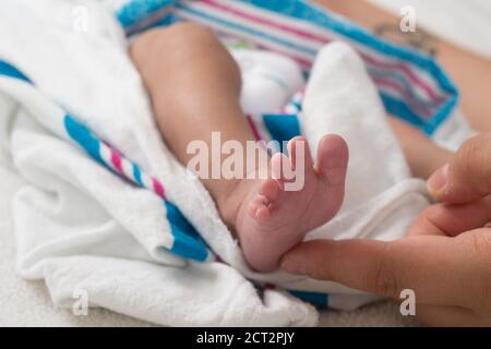 3 semaines nouveau-né bébé garçon réflexe Babinski séparer les orteils une fois que la semelle du pied est actionnée Banque D'Images