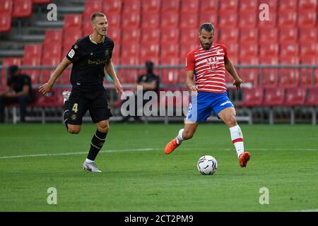 Roberto Soldado, joueur de Grenade CF, marque le but d'ouverture lors du match de la Liga entre Granada CF et Deportivo Alaves au stade Nuevo los Carmenes.(score final; Granada CF 2:1 deportivo Alaves) Banque D'Images