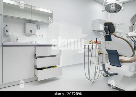 Intérieur de la salle de chirurgie dentaire avec équipement spécial Banque D'Images