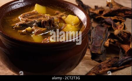 Soupe à la viande, aux pommes de terre, à l'orge perlé et aux champignons porcini. Banque D'Images