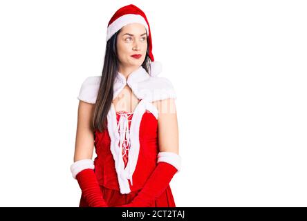 Jeune belle femme caucasienne portant le costume du père noël souriant regardant sur le côté et regardant loin de penser. Banque D'Images