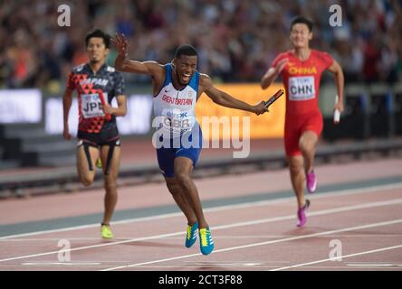 Nethaneel Mitchell-Blake plonge pour la ligne pour gagner l'or pour la Grande-Bretagne dans le relais Mens 4 x 100m. CRÉDIT PHOTO : © MARK PAIN / PHOTO DE STOCK D'ALAMY Banque D'Images