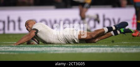 JONATHAN JOSEPH MARQUE SON SECOND ESSAI POUR L'ANGLETERRE. Angleterre contre Australie. Photo : © Mark pain / Alamy Banque D'Images