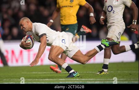 JONATHAN JOSEPH MARQUE SON SECOND ESSAI POUR L'ANGLETERRE. Angleterre contre Australie. Photo : © Mark pain / Alamy Banque D'Images