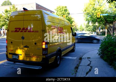 Une camionnette DHL jaune vif attend de tourner à droite sur l'avenue Bronson depuis Madawaska, Ottawa (Ontario), Canada. Banque D'Images