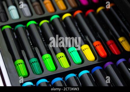 grand jeu de stylos-feutres colorés multicolores pour dessiner dans une boîte en plastique noir Banque D'Images