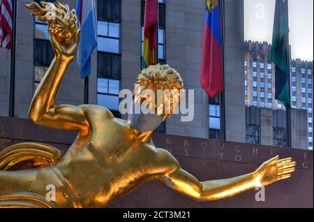 New York, NY / USA - 2 juillet 2020: La société immobilière Tishman Speyer a installé des masques sur Prométhée et d'autres statues classiques dans le Rockefeller Center pour rappeler Banque D'Images