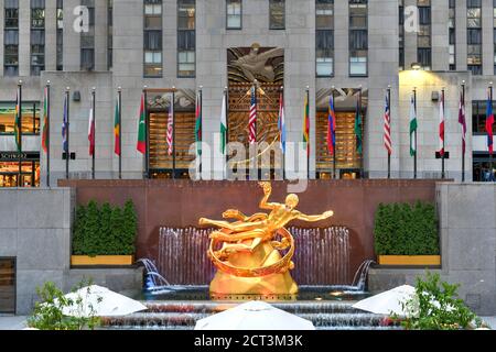 New York, NY / USA - 2 juillet 2020: La société immobilière Tishman Speyer a installé des masques sur Prométhée et d'autres statues classiques dans le Rockefeller Center pour rappeler Banque D'Images