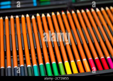 Beaucoup de crayons de couleur en ligne dans un noir boîte Banque D'Images