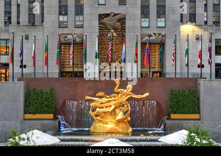 New York, NY / USA - 2 juillet 2020: La société immobilière Tishman Speyer a installé des masques sur Prométhée et d'autres statues classiques dans le Rockefeller Center pour rappeler Banque D'Images