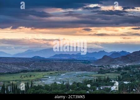 Ville de Cachi dans les Andes montagnes paysage avec ciel spectaculaire au coucher du soleil, vallée de Cachi, Calchaqui Vallées, province de Salta, Argentine du Nord, Amérique du Sud Banque D'Images