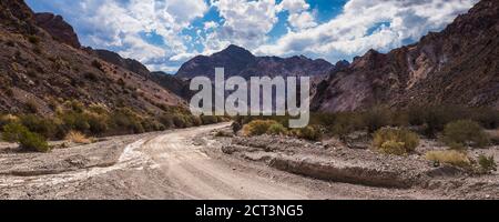 Route de terre à travers les Andes montagnes entourant Uspallata, province de Mendoza, Argentine, Amérique du Sud Banque D'Images