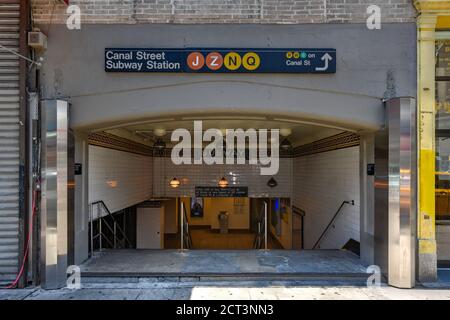 Entrée à la station de métro Canal Street dans le quartier chinois de Manhattan. Banque D'Images