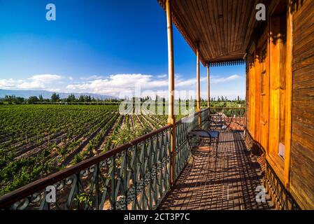 Balcon avec table et chaises donnant sur les vignobles d'un Bodega (cave) dans la région de Maipu à Mendoza, Argentine, Amérique du Sud Banque D'Images