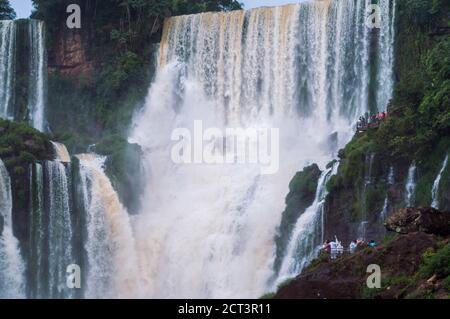 Touristes à la chute d'eau Salto Bossetti, chutes d'Iguazu (alias chutes d'Iguassu ou Cataratas del Iguazu), province de Misiones, Argentine, Amérique du Sud Banque D'Images