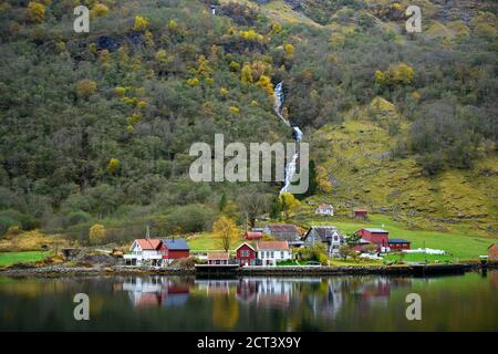 Petit village sur le front de mer et les montagnes en automne qui reflètent l'eau. Regardez au cours d'une excursion en bateau pour découvrir la beauté de Sognefjord Crui Banque D'Images