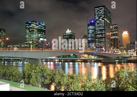 Reflet des lumières colorées du centre-ville de Brisbane Skyline dans le fleuve Brisbane la nuit, Queensland, Australie Banque D'Images