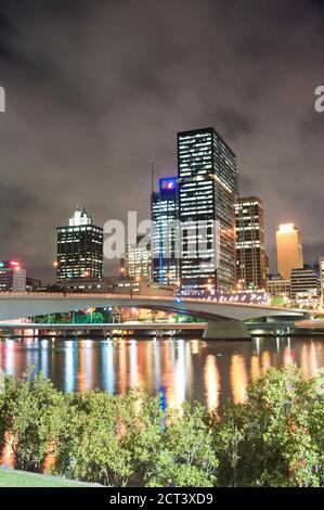 Reflet des lumières colorées du centre-ville de Brisbane Skyline dans le fleuve Brisbane la nuit, Queensland, Australie Banque D'Images