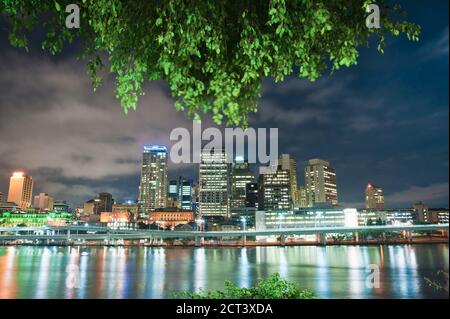 Reflet des gratte-ciel de Brisbane dans la rivière Brisbane la nuit, Queensland, Australie, Australasie Banque D'Images