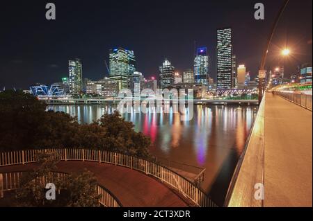 Horizon de Brisbane la nuit et pont vers South Bank, Brisbane, Queensland, Australie Banque D'Images