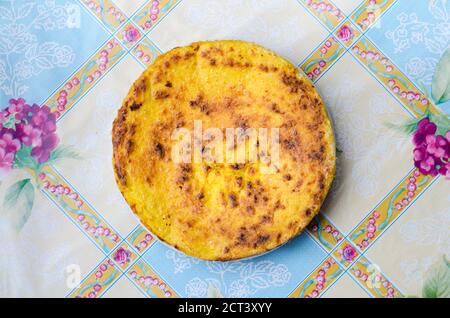 Tortilla au maïs frais sur une table en bois Banque D'Images