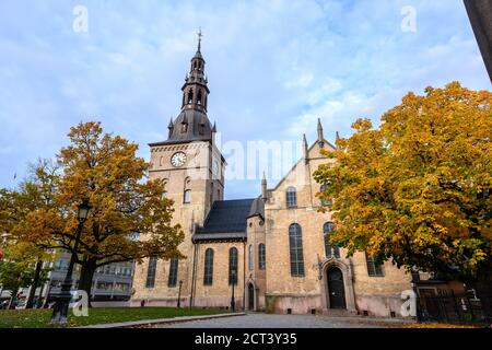 Dans la cour de la cathédrale d'Oslo en automne, les arbres dans le jardin des feuilles deviennent jaunes et oranges. Beau, le soir, le ciel je Banque D'Images