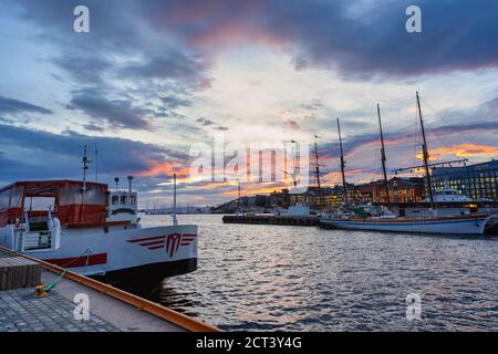 De nombreux bateaux de luxe au port de plaisance d'Oslo sont de beaux lieux de front de mer et sont populaires auprès des touristes. Le ciel du soir est très beau. Banque D'Images