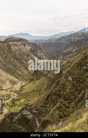 vue d'une falaise avec des montagnes pleines de végétation et ciel nuageux Banque D'Images