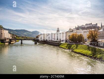 Vue sur la forteresse Hohensalzburg sur une colline le long de Salzach Rivière à Salzbourg Banque D'Images