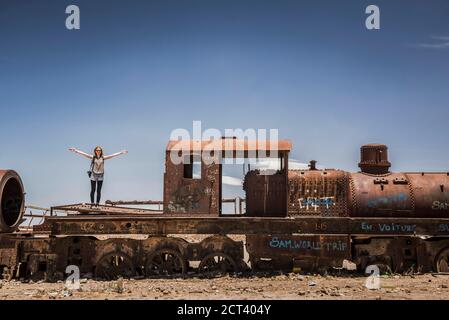 Tourisme au cimetière de train aka cimetière de train, Uyuni, Bolivie, Amérique du Sud Banque D'Images