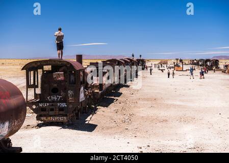 Tourisme au cimetière de train aka cimetière de train, Uyuni, Bolivie, Amérique du Sud Banque D'Images